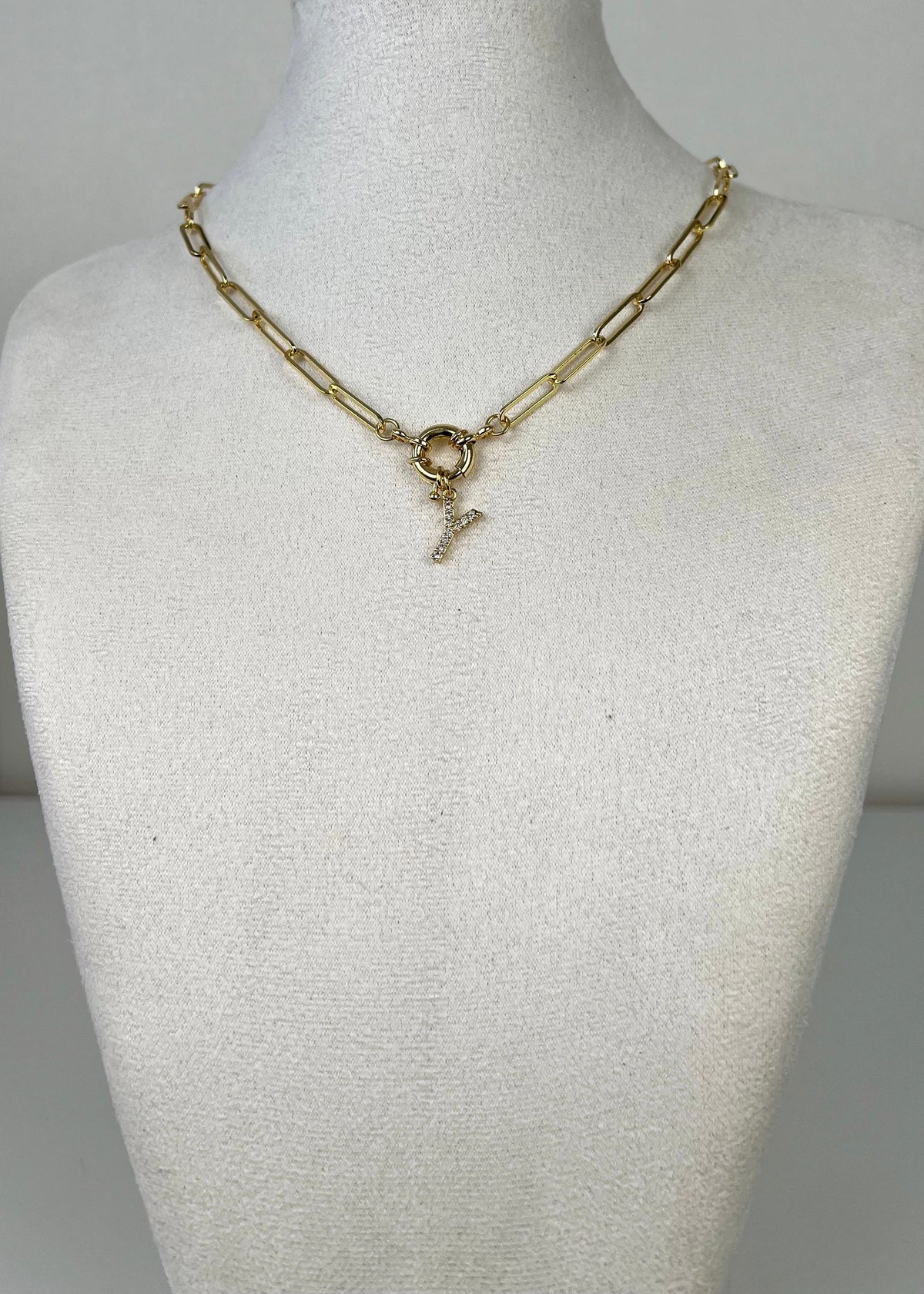 Strass letter necklace voorsluiting