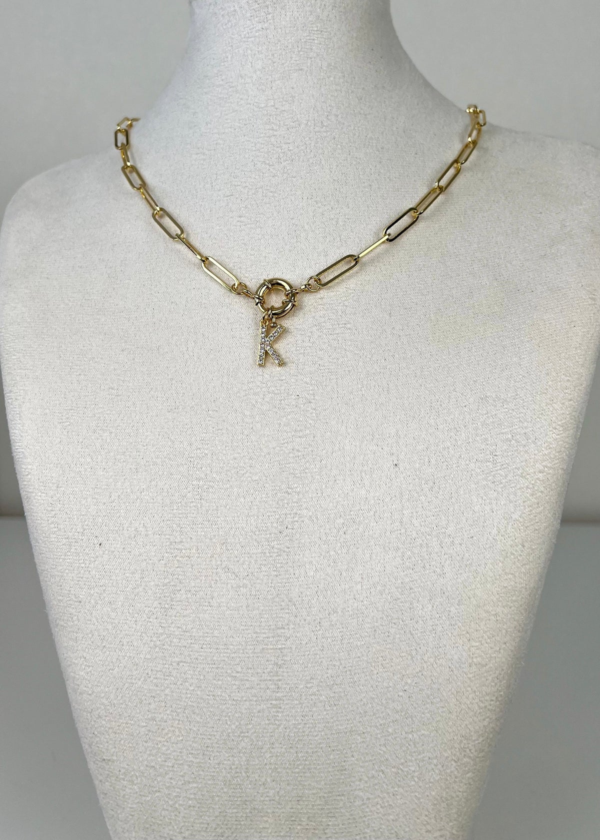 Strass letter necklace voorsluiting