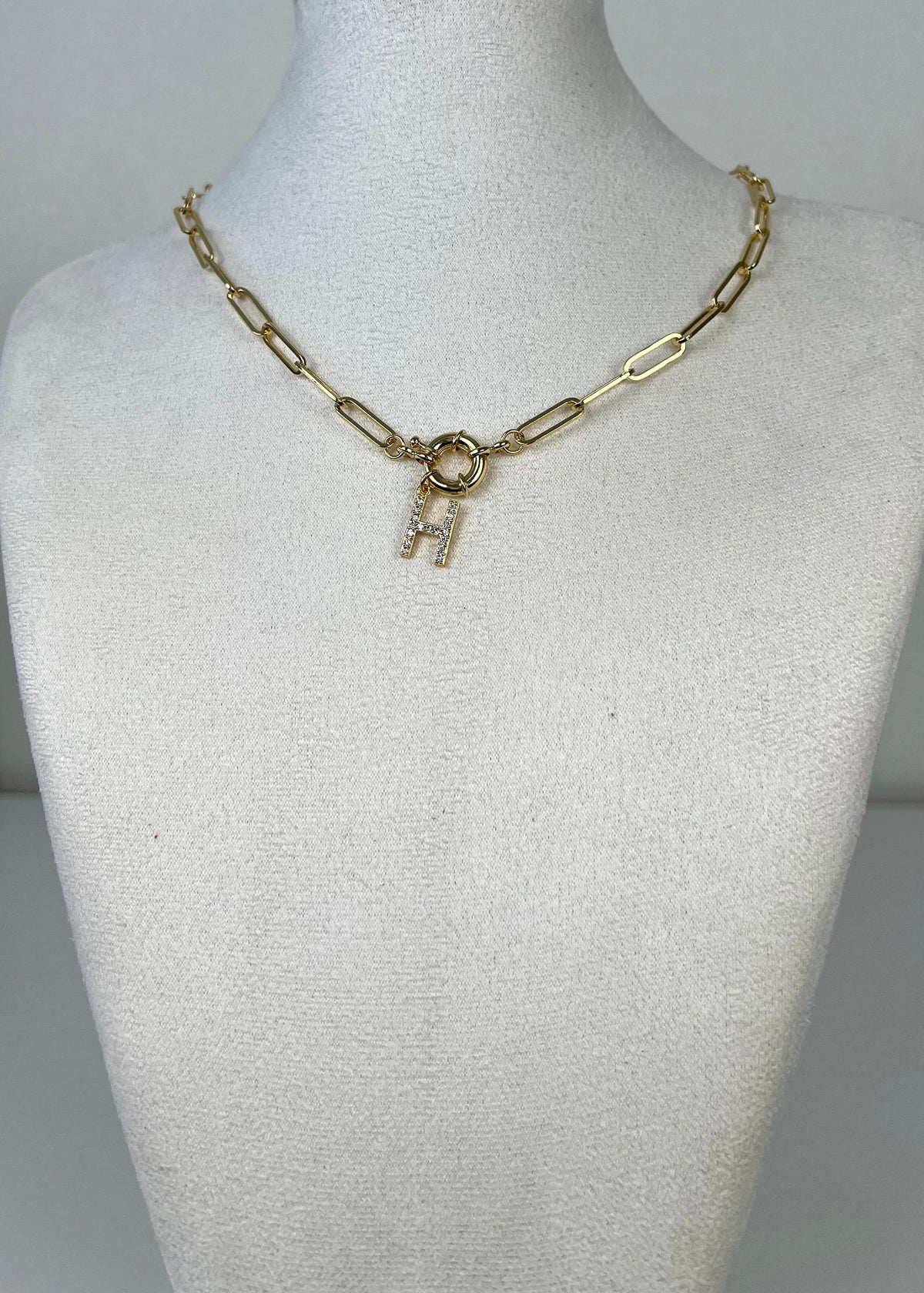 Strass letter necklace voorsluiting