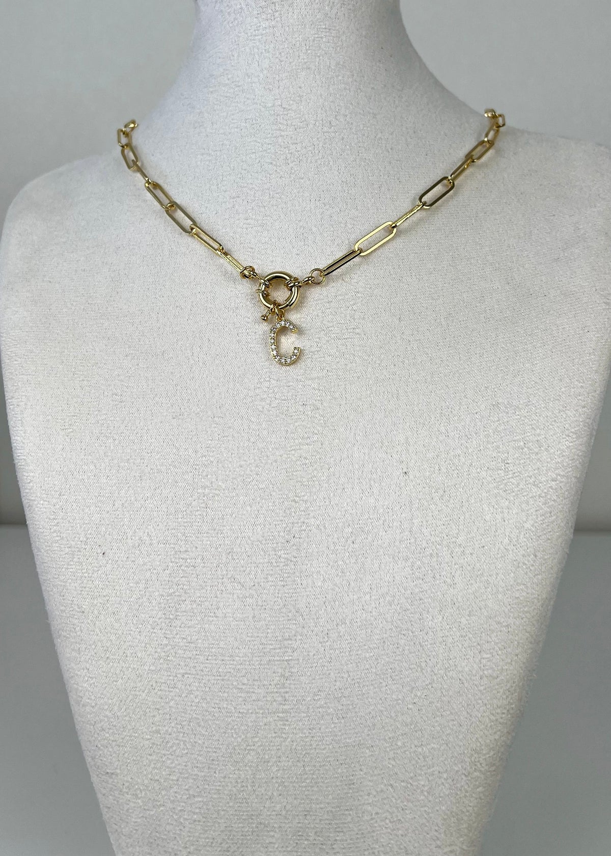 Strass letter necklace voorsluiting