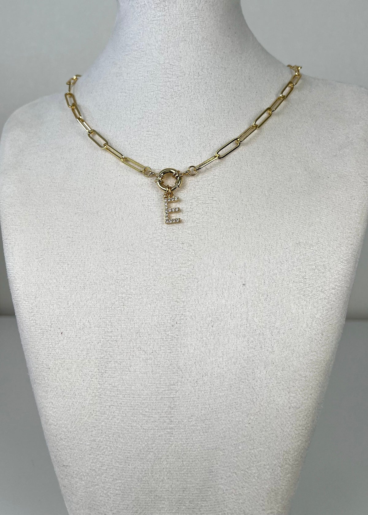 Strass letter necklace voorsluiting