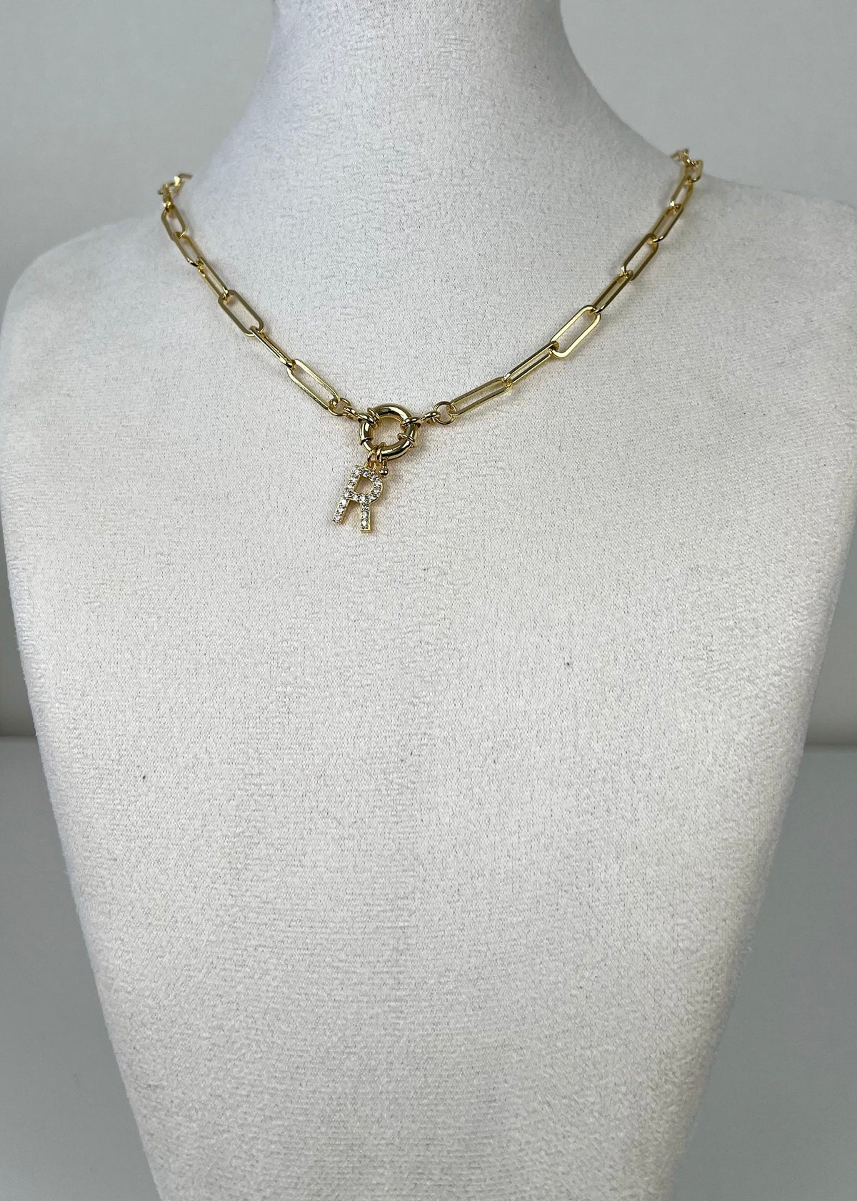 Strass letter necklace voorsluiting