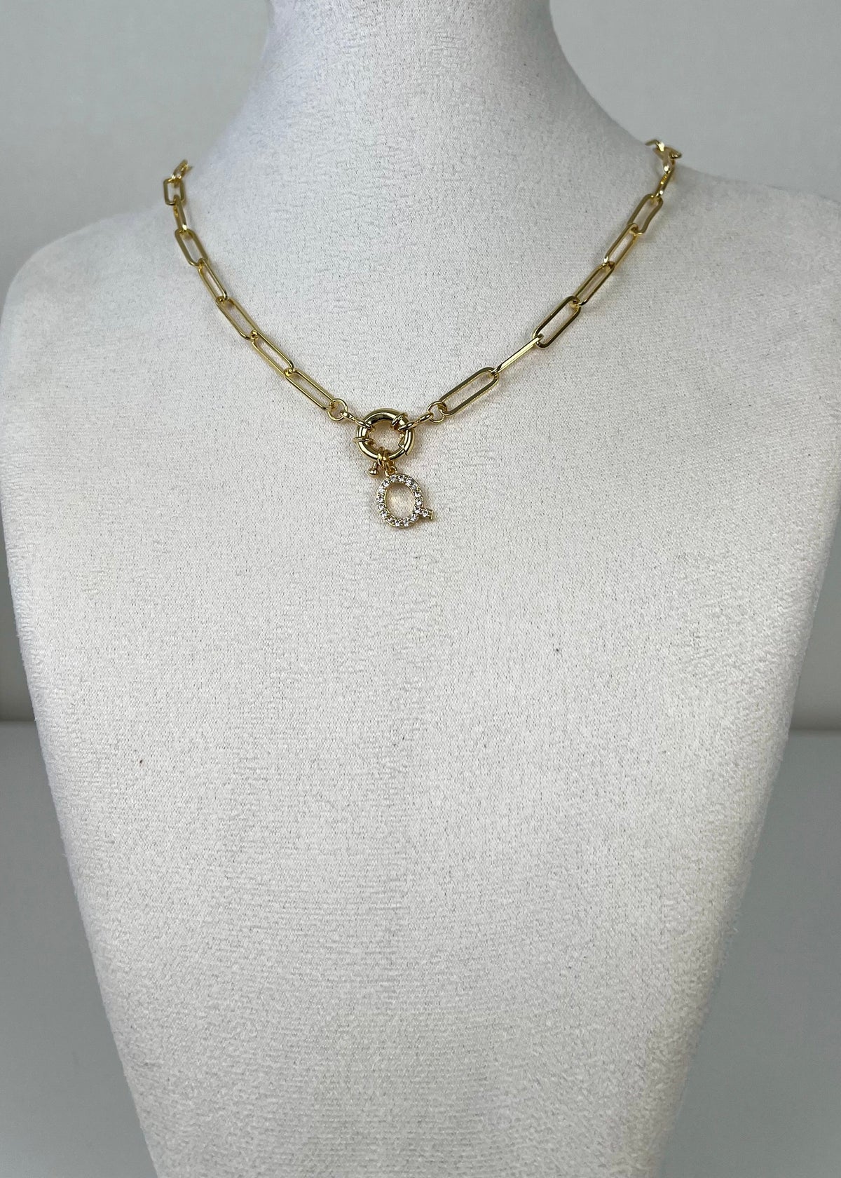 Strass letter necklace voorsluiting