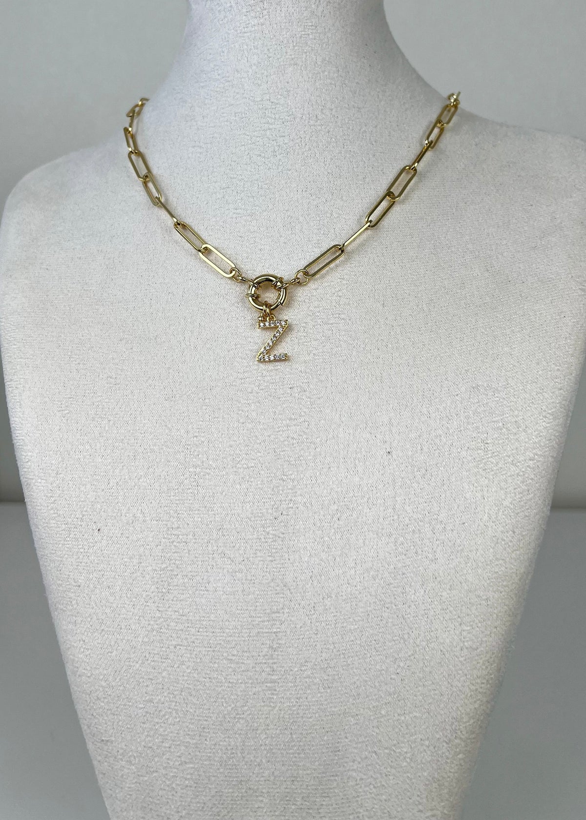 Strass letter necklace voorsluiting
