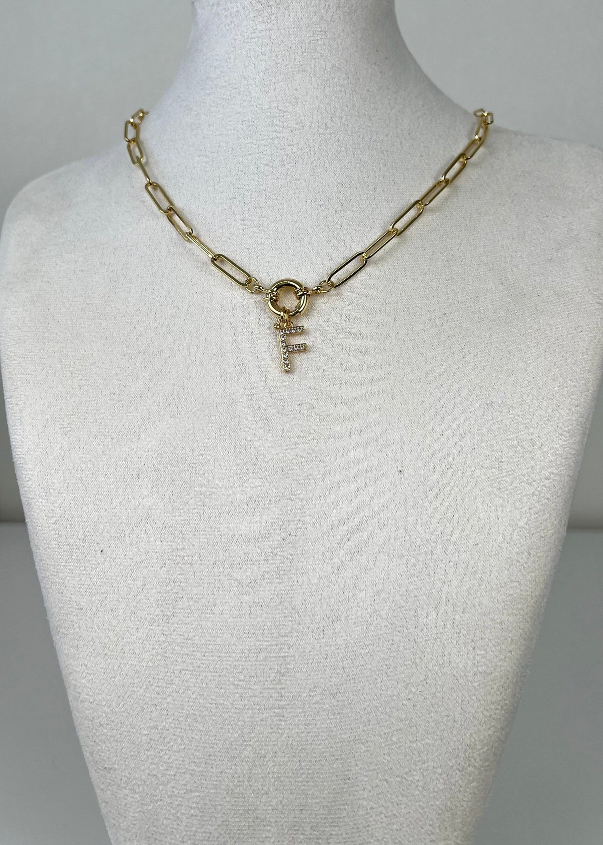 Strass letter necklace voorsluiting