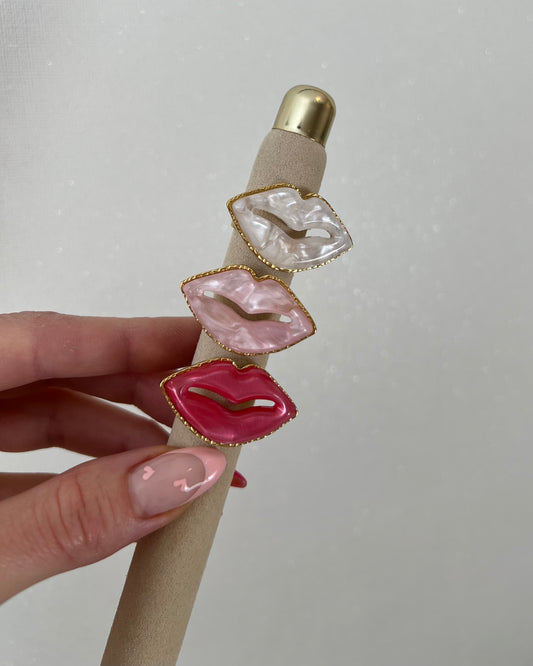 Ring lips met gekleurde steen