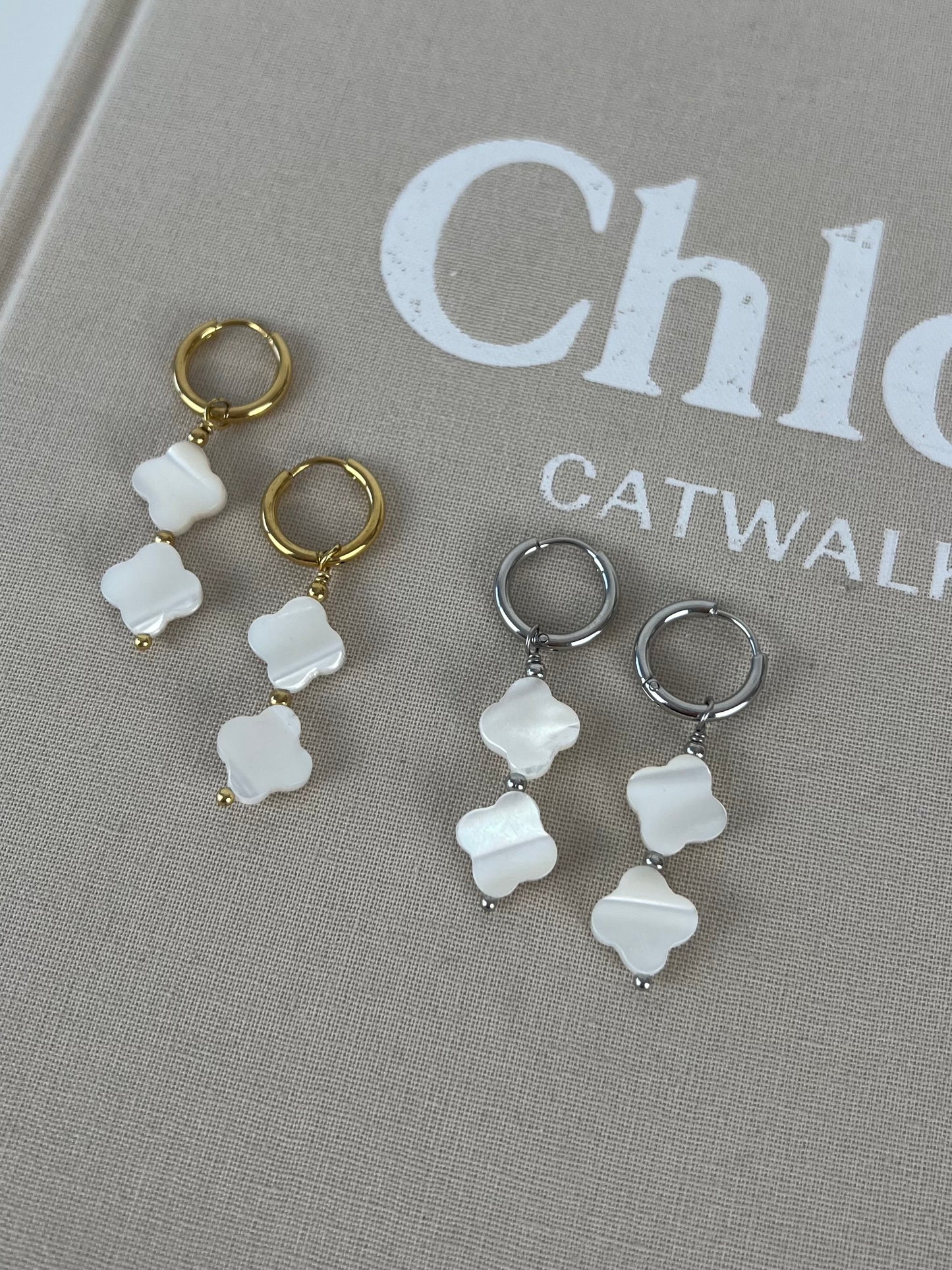 Oorbellen hangers witte klavers