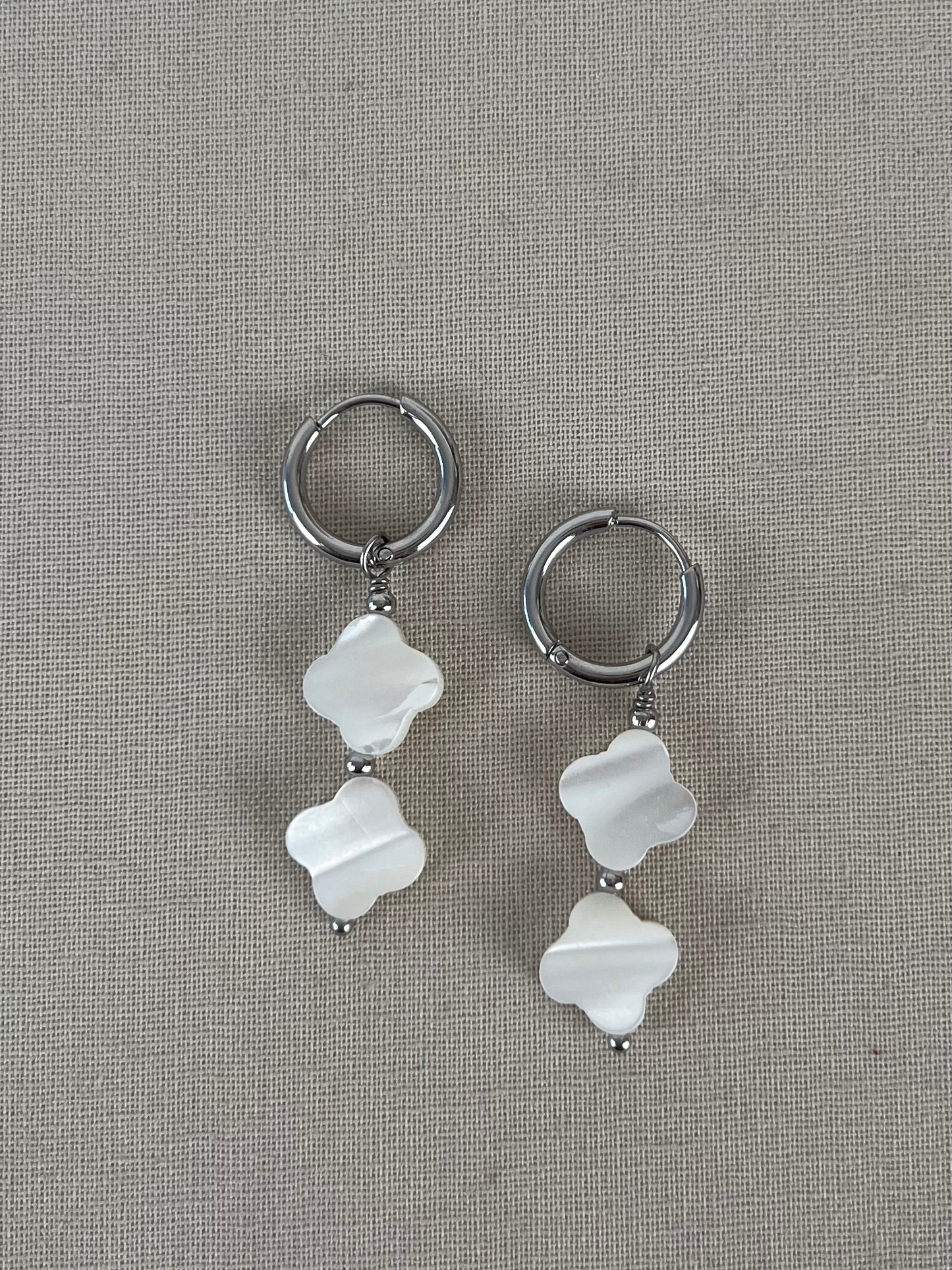 Oorbellen hangers witte klavers