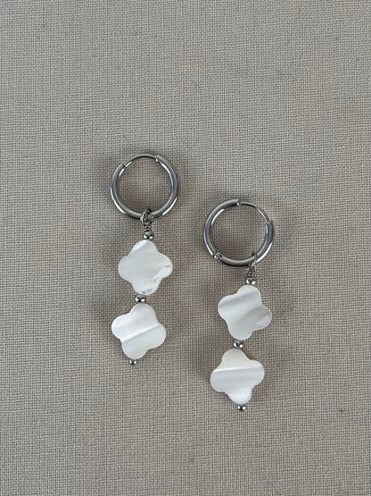 Oorbellen hangers witte klavers