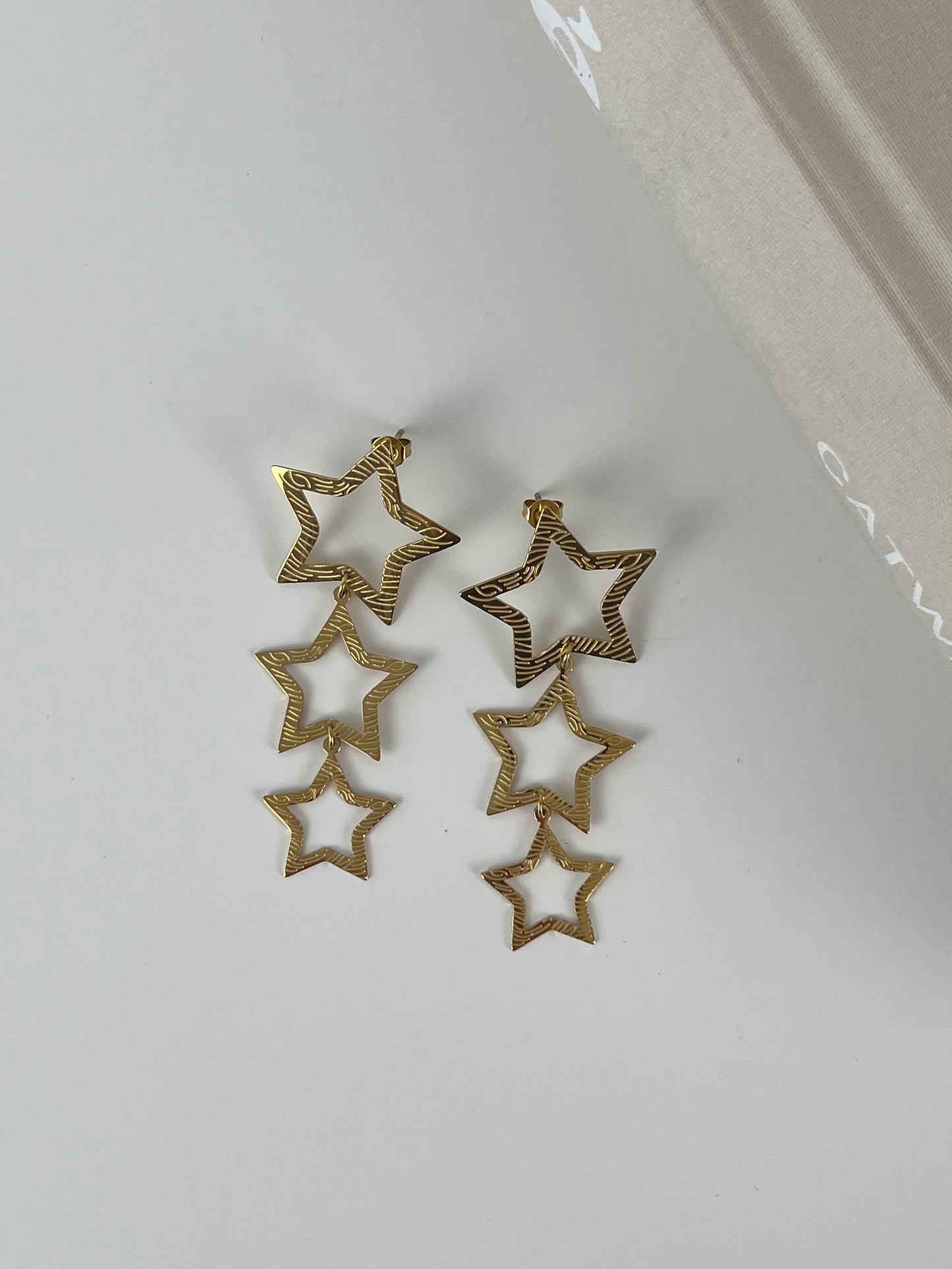 Oorbellen drie hangende sterren met patroon