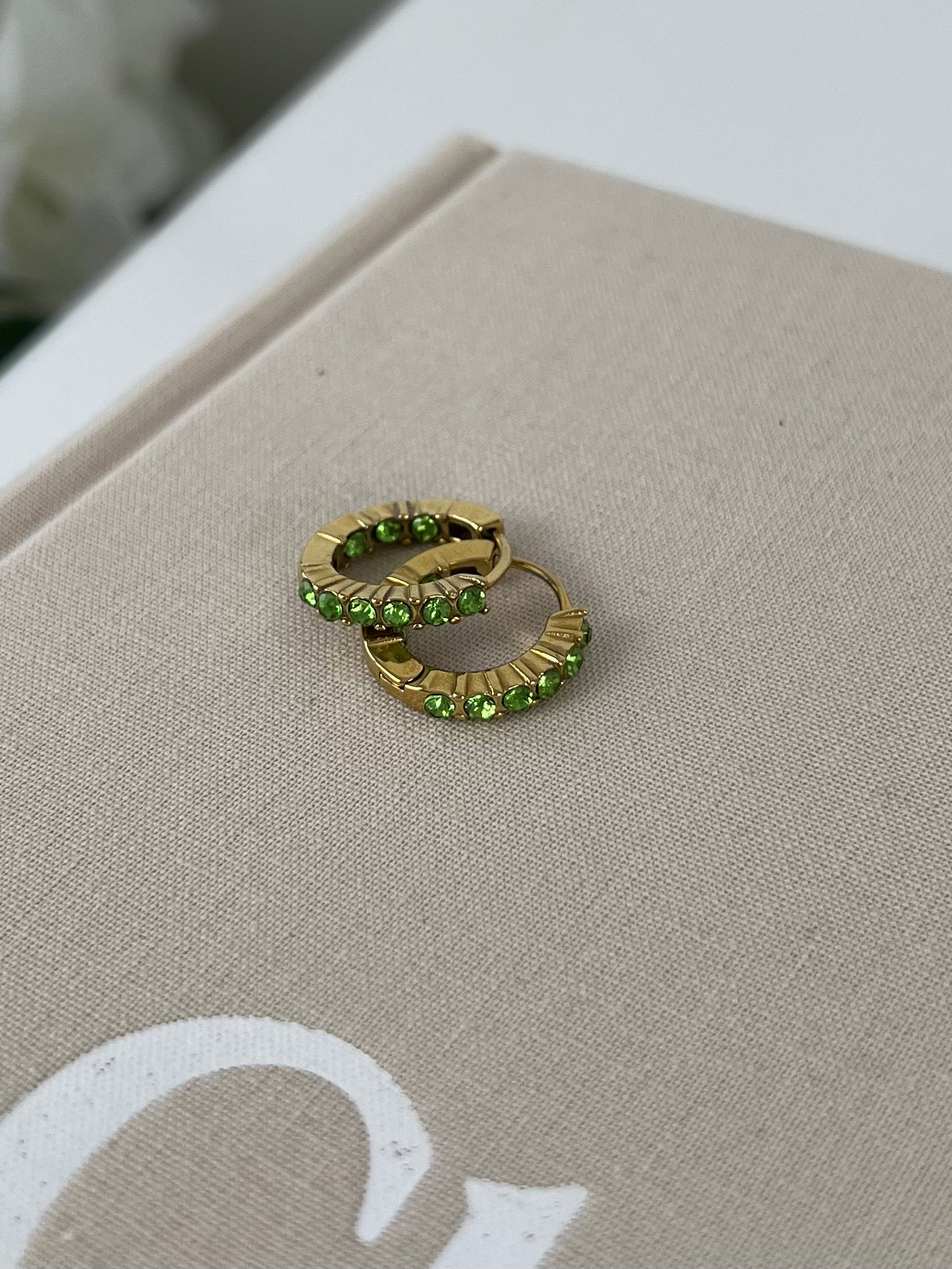 Oorringen met gekleurde strass steentjes