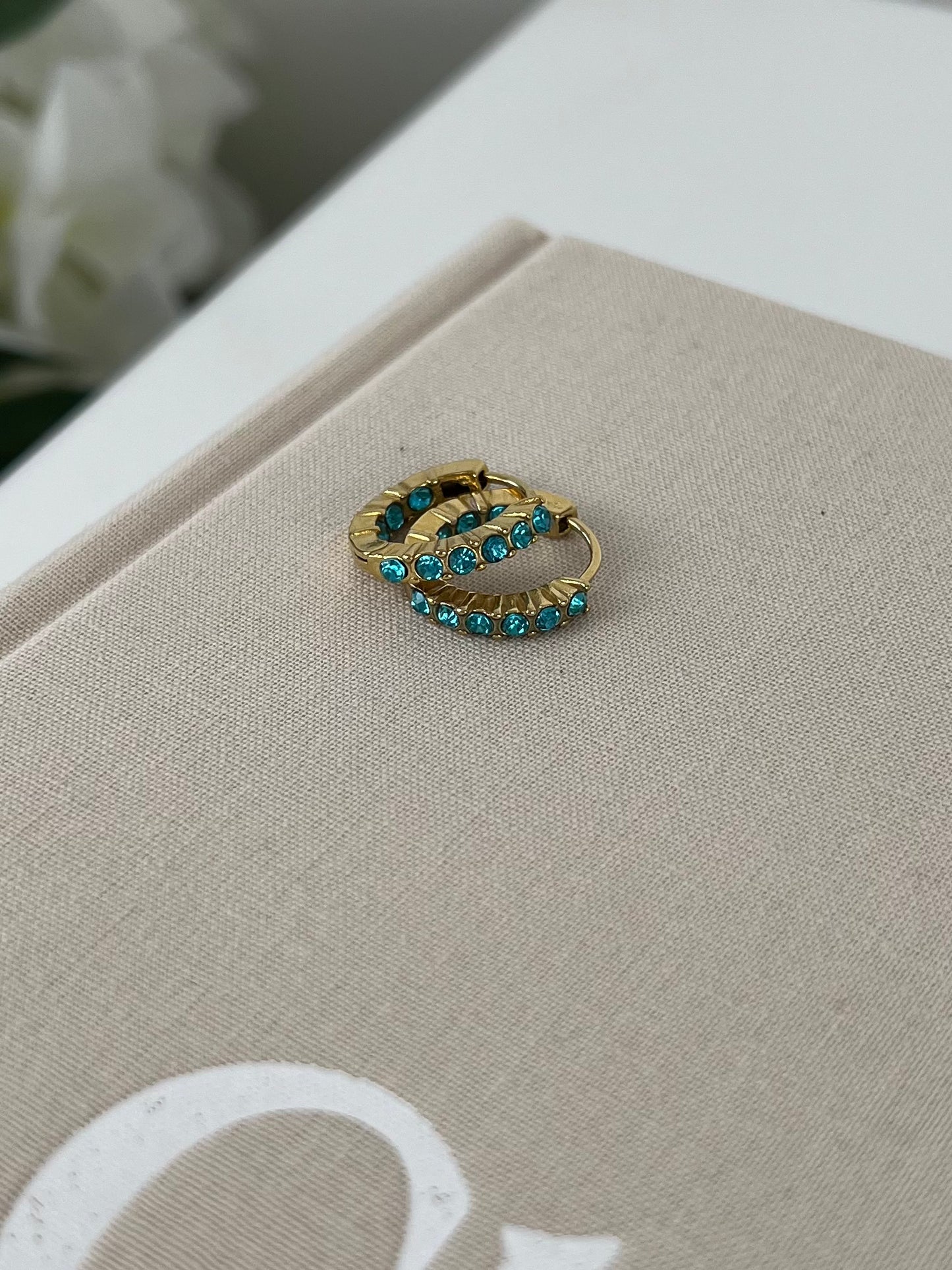 Oorringen met gekleurde strass steentjes