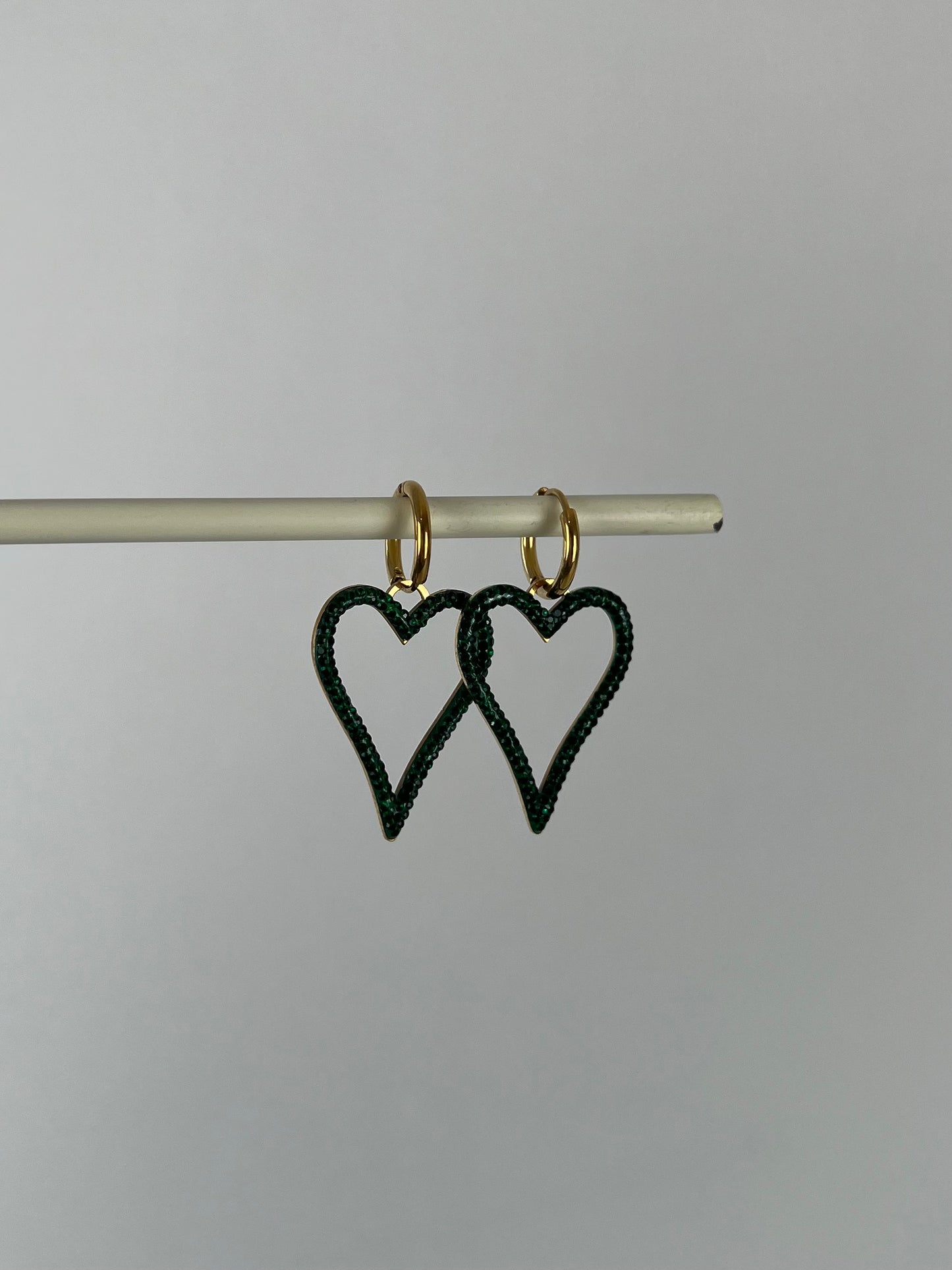 Oorbellen hart hanger met groene strass steentjes