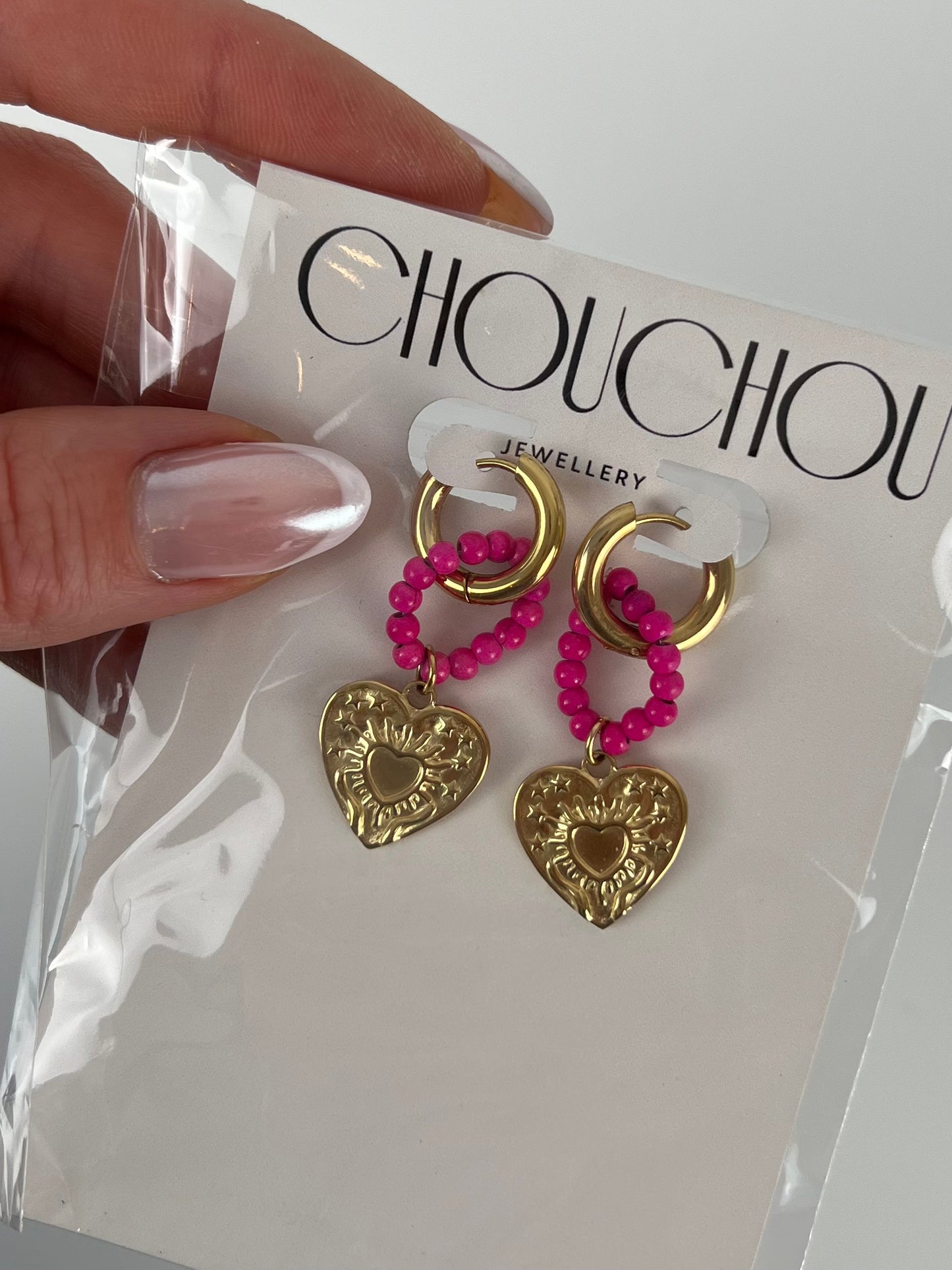 Oorringen met roze kraaltjes en goud hart bedel