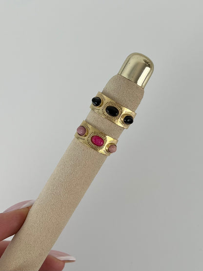 Ring met patronen en ovalen steentjes