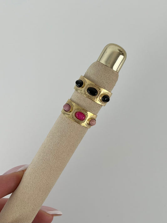 Ring met patronen en ovalen steentjes