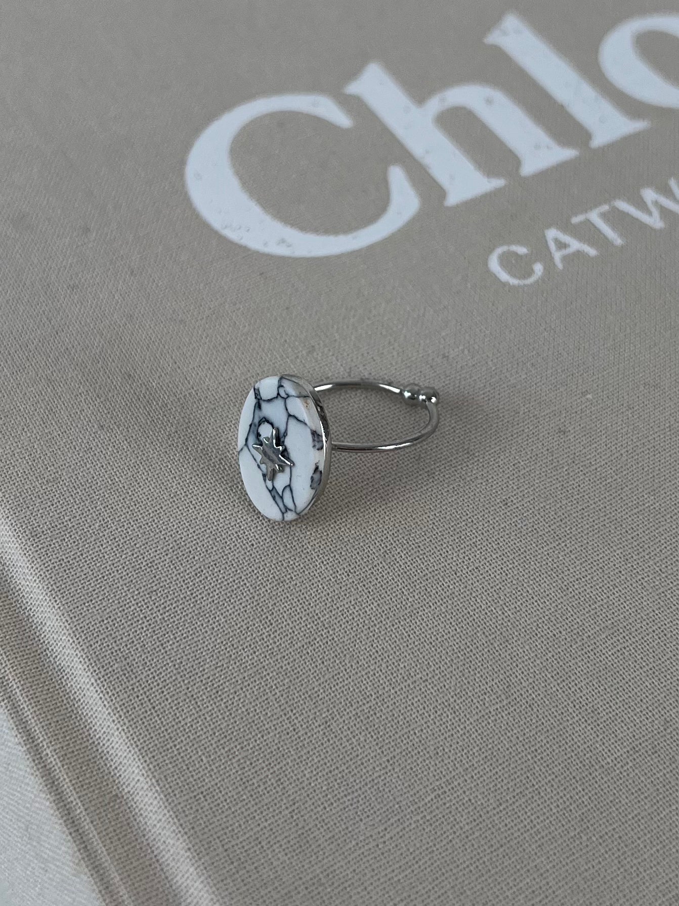 Ring marble stone met ster
