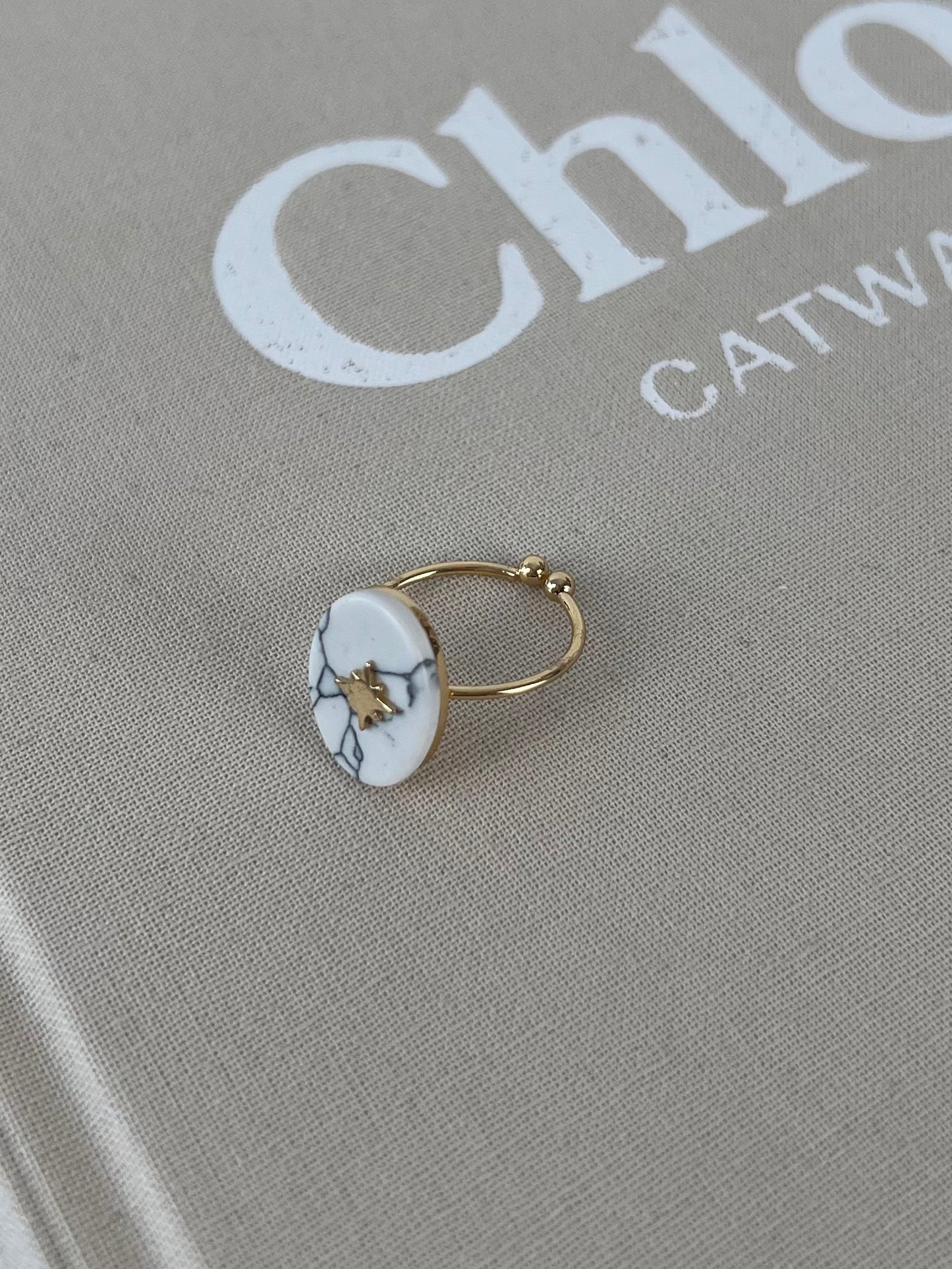 Ring marble stone met ster