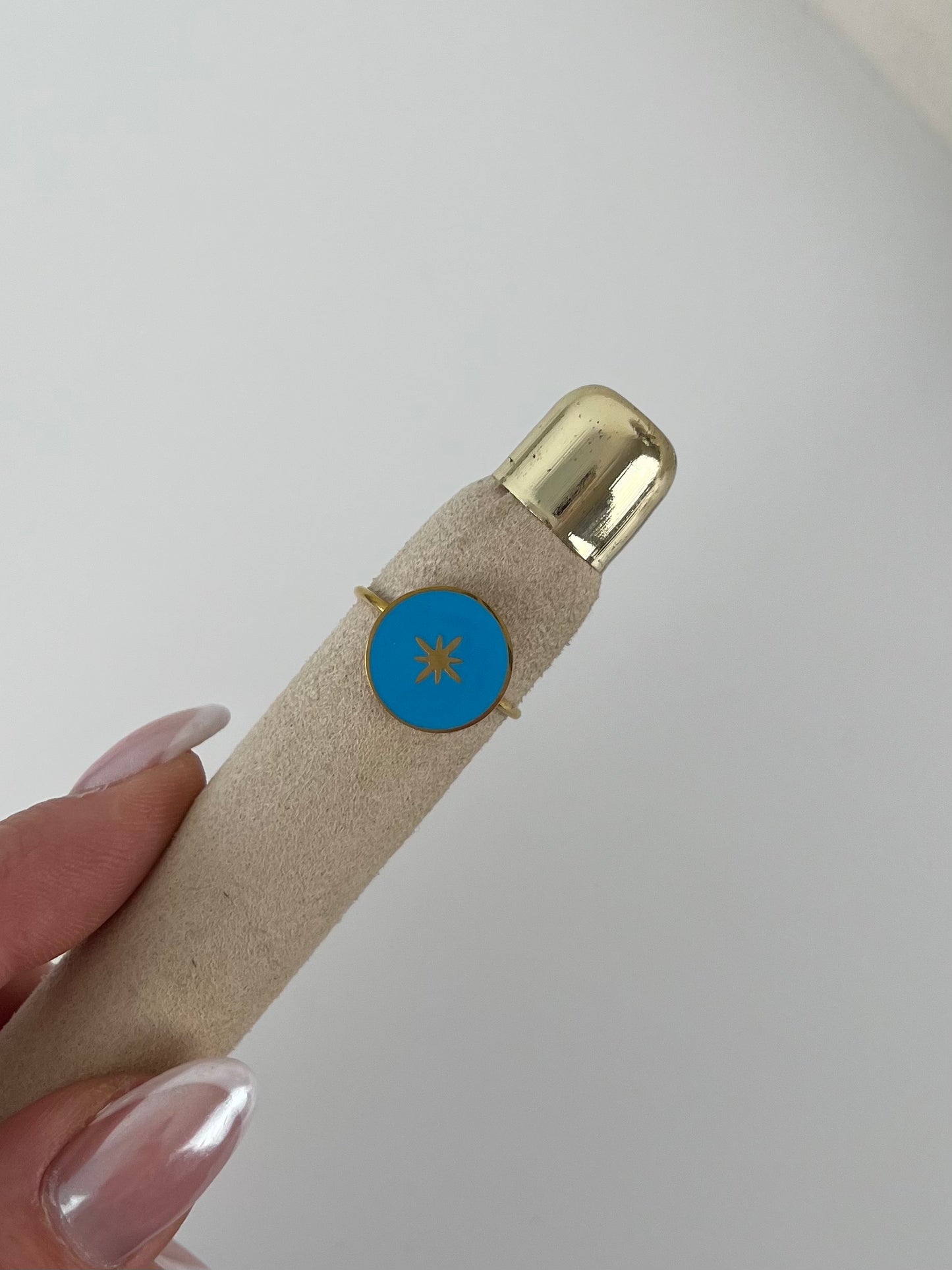 Ring rond met kleur en ster