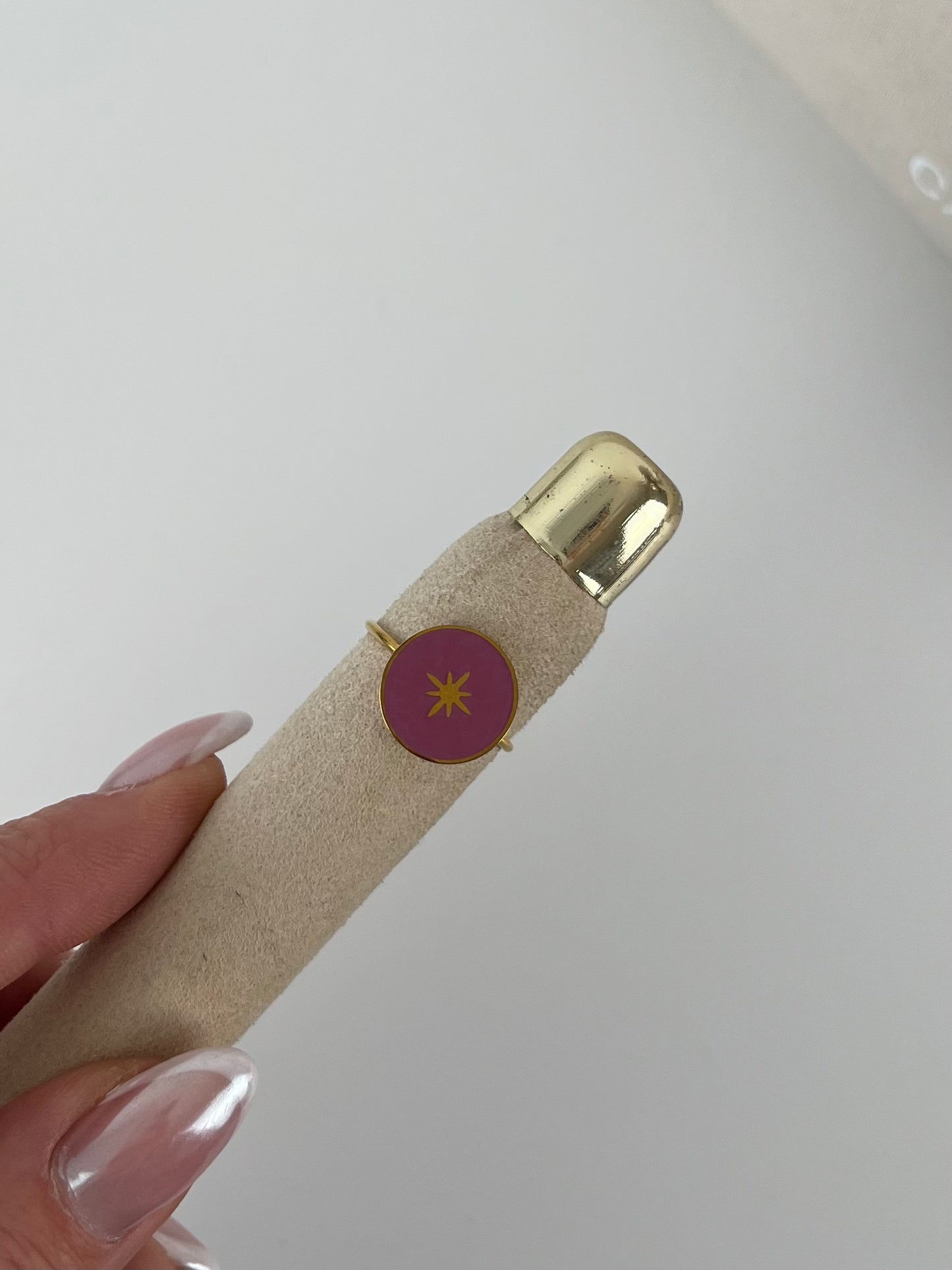 Ring rond met kleur en ster
