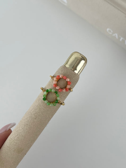 Ring rond gekleurde kraaltjes