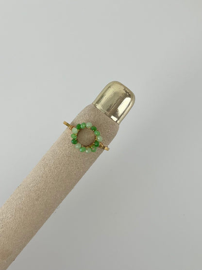 Ring rond gekleurde kraaltjes