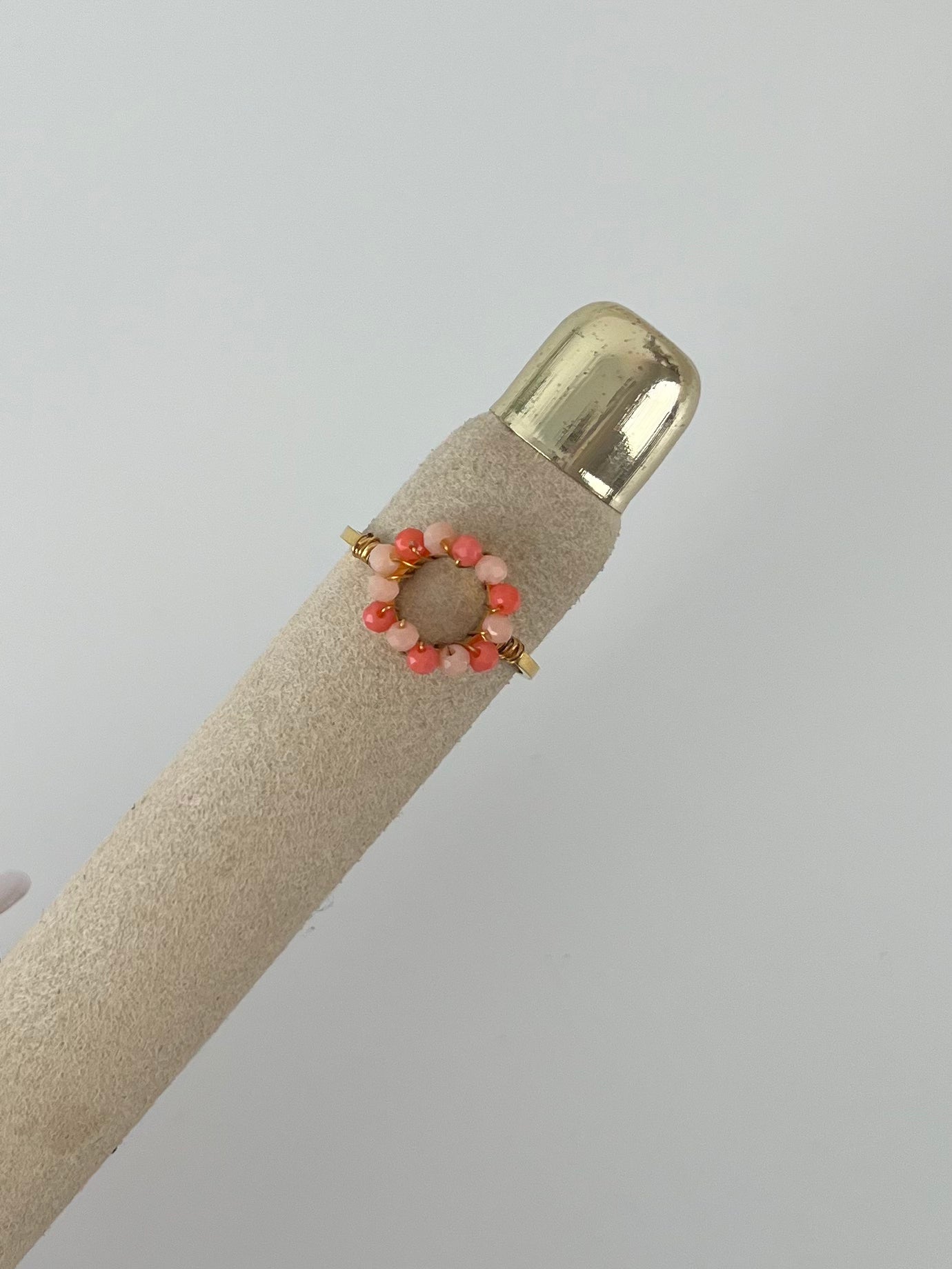 Ring rond gekleurde kraaltjes