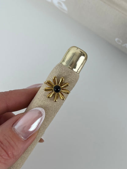 Ring bloem met gekleurd steentje
