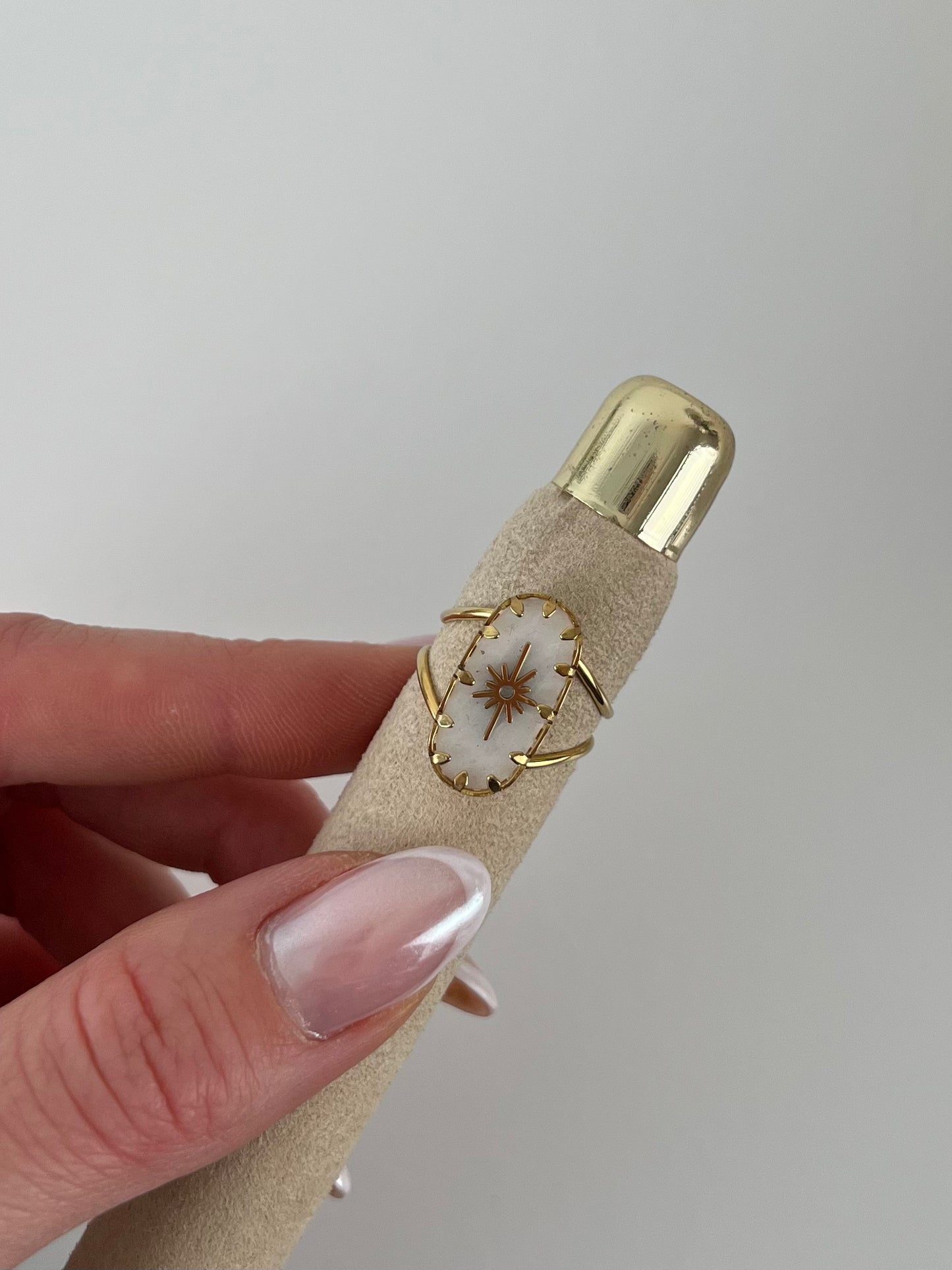 Ring gekleurde steen met ster