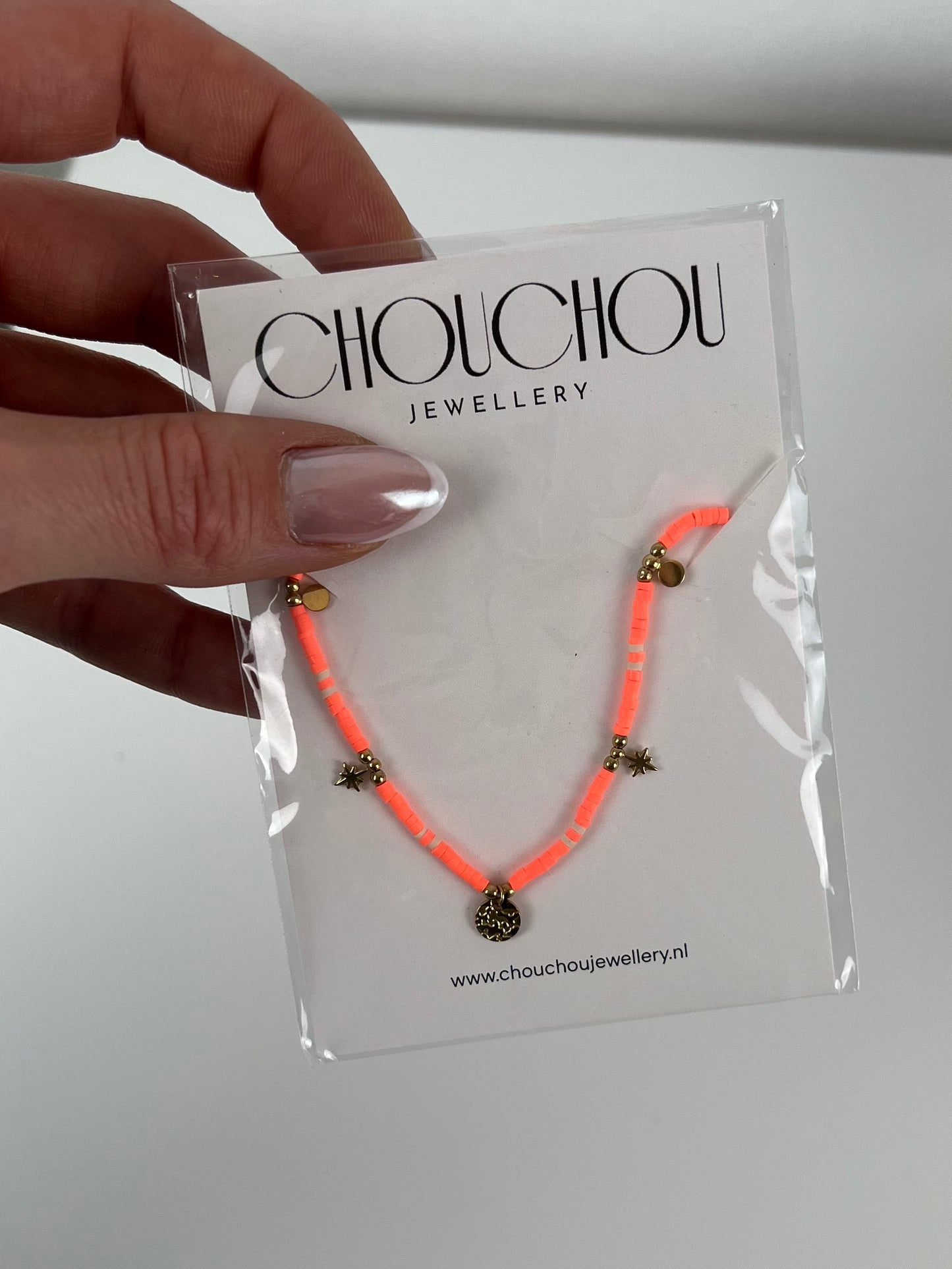 Ketting gekleurde kraaltjes met bedeltjes
