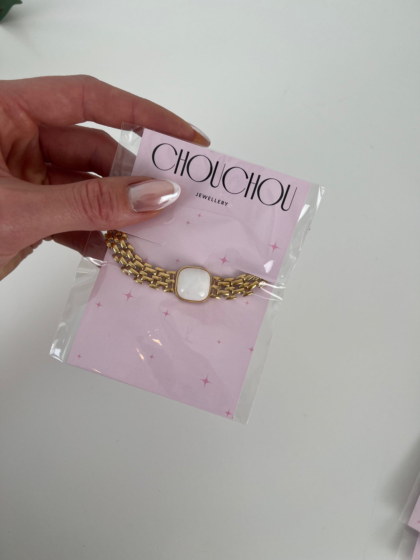 Platte schakelarmband met gekleurde steen