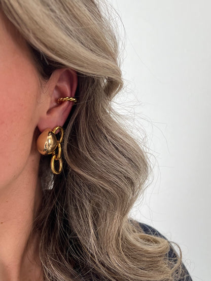 Earcuff gedraaid