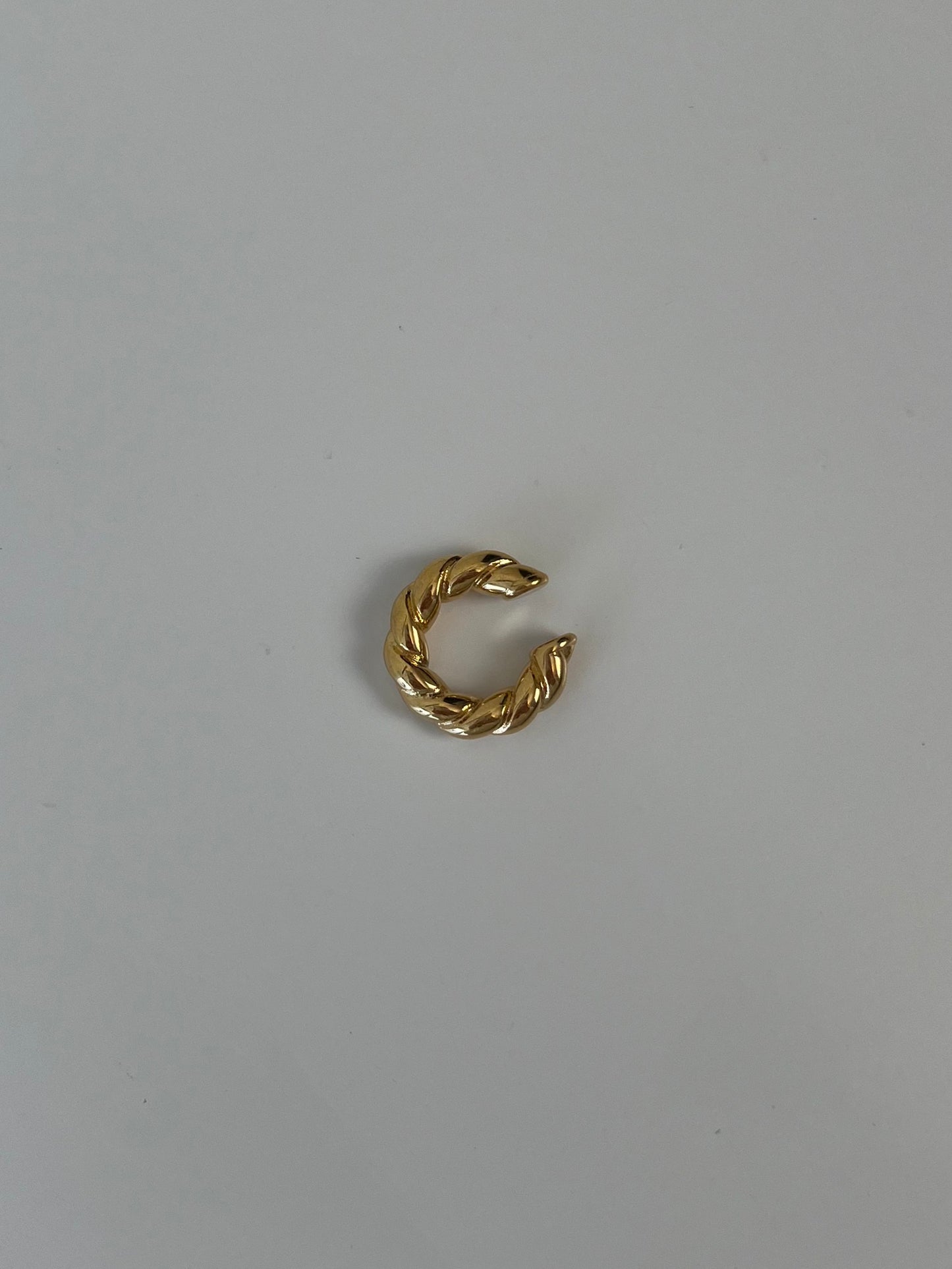 Earcuff gedraaid