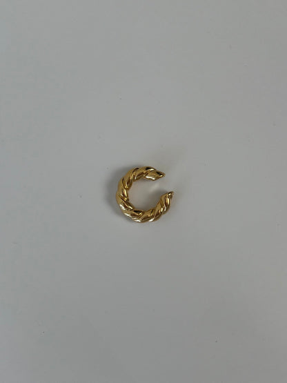 Earcuff gedraaid