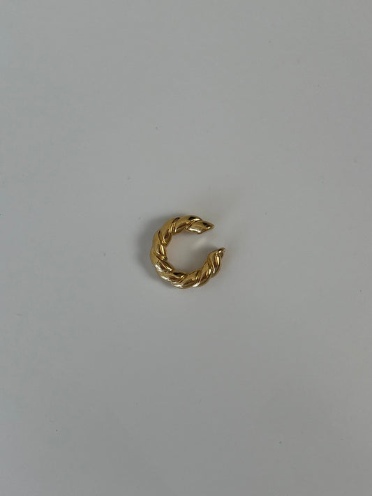 Earcuff gedraaid