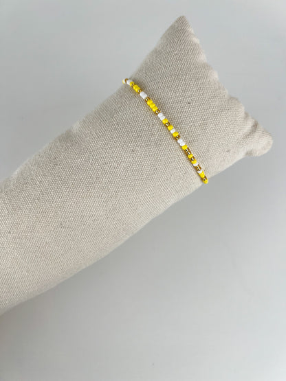 Elastisch armbandje met kleuren kraaltjes