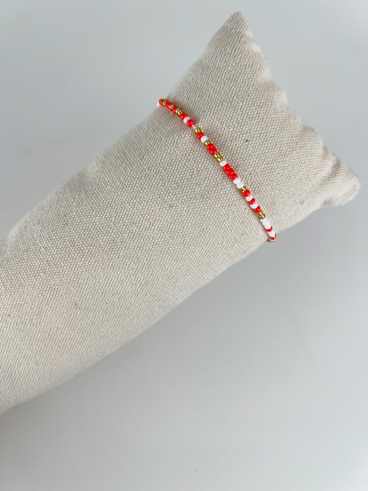 Elastisch armbandje met kleuren kraaltjes