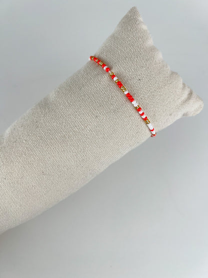 Elastisch armbandje met kleuren kraaltjes