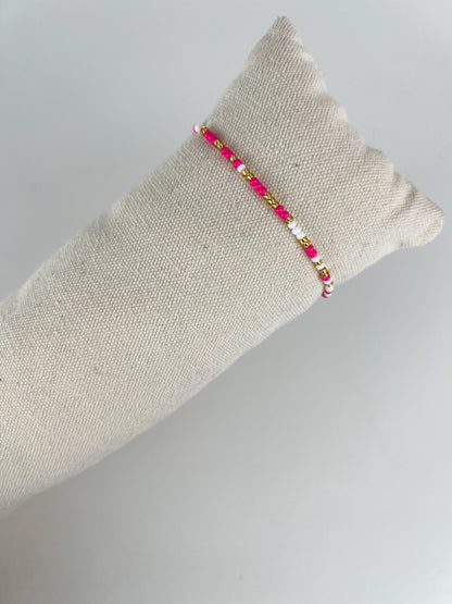 Elastisch armbandje met kleuren kraaltjes