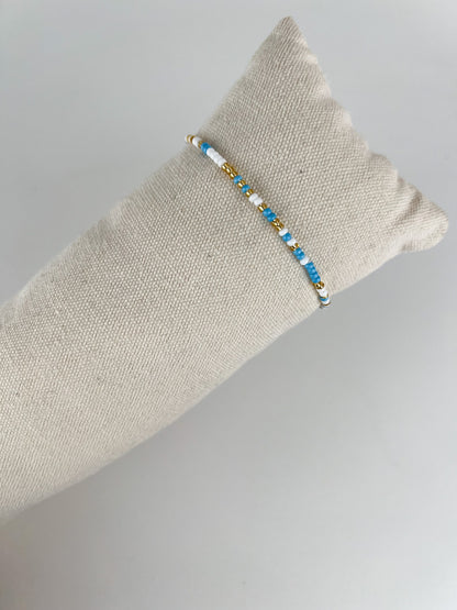 Elastisch armbandje met kleuren kraaltjes