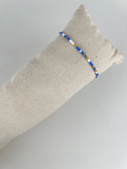 Elastisch armbandje met kleuren kraaltjes