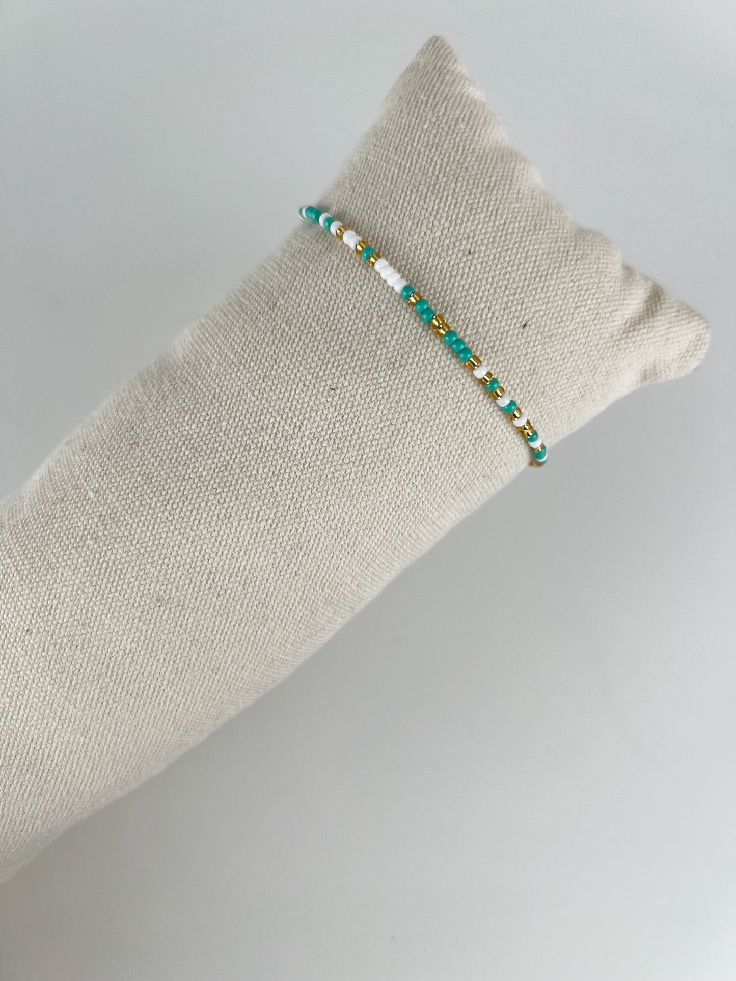 Elastisch armbandje met kleuren kraaltjes