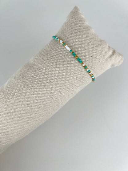 Elastisch armbandje met kleuren kraaltjes