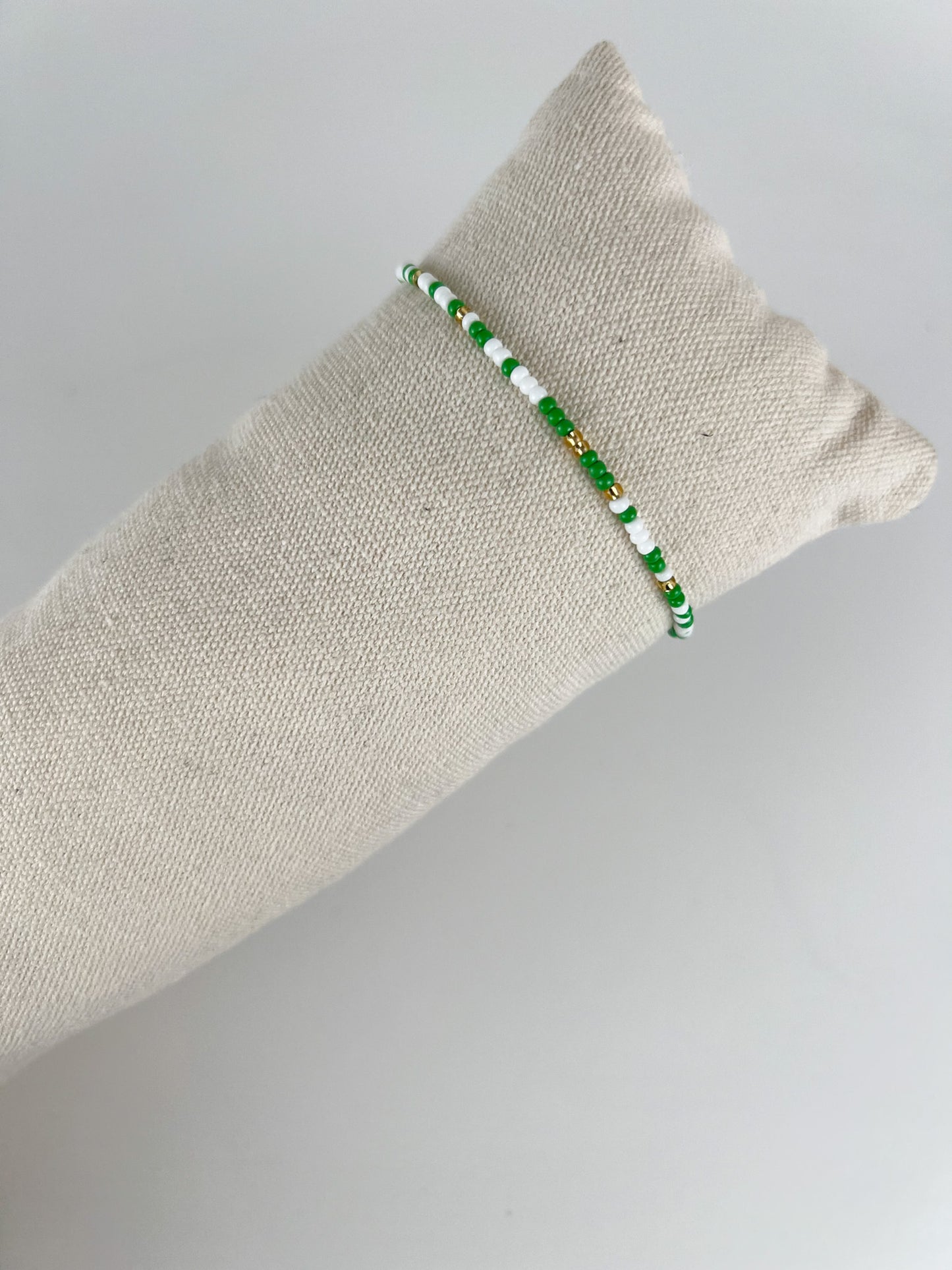 Elastisch armbandje met kleuren kraaltjes