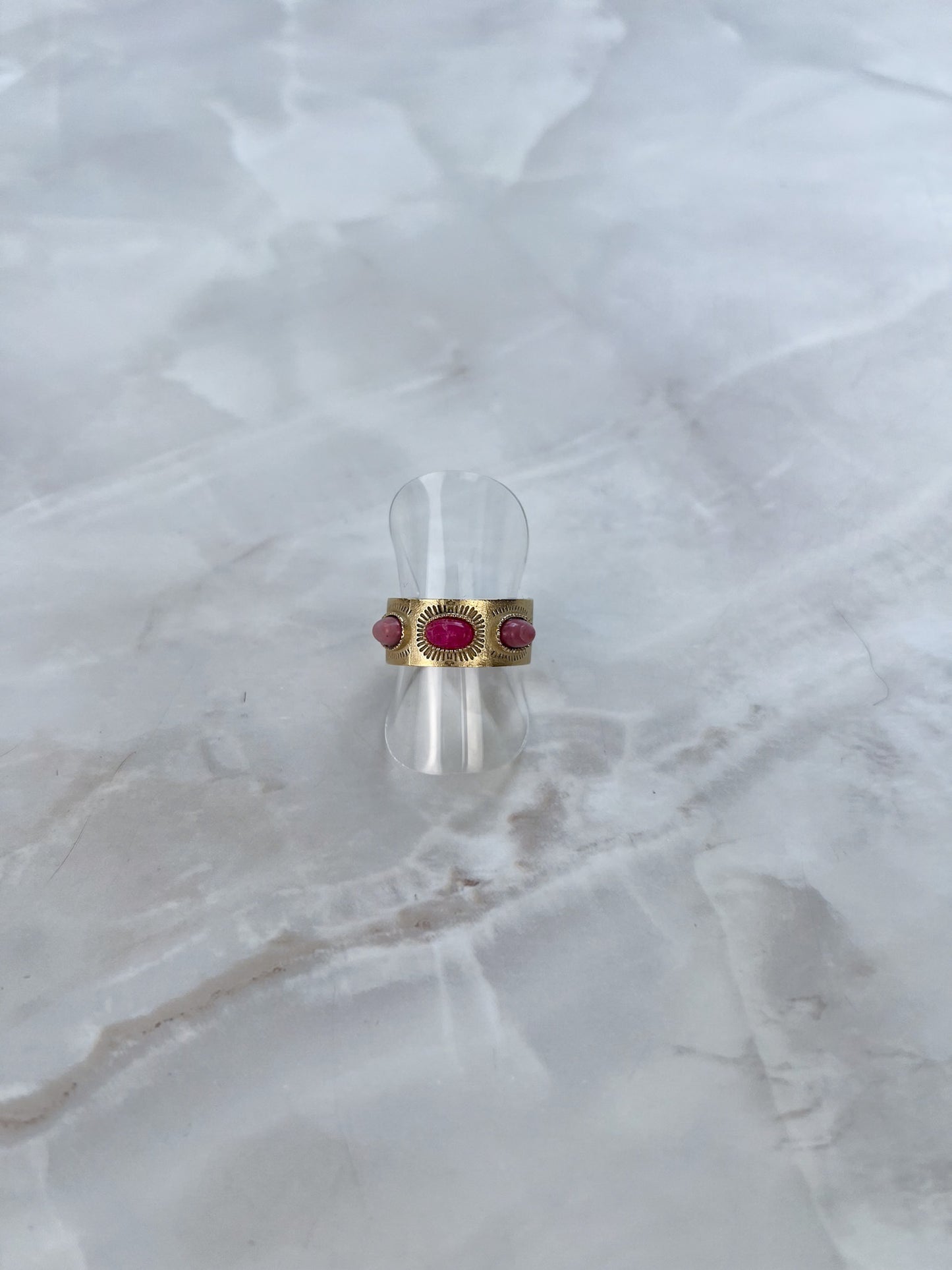 Ring met patronen en ovalen steentjes
