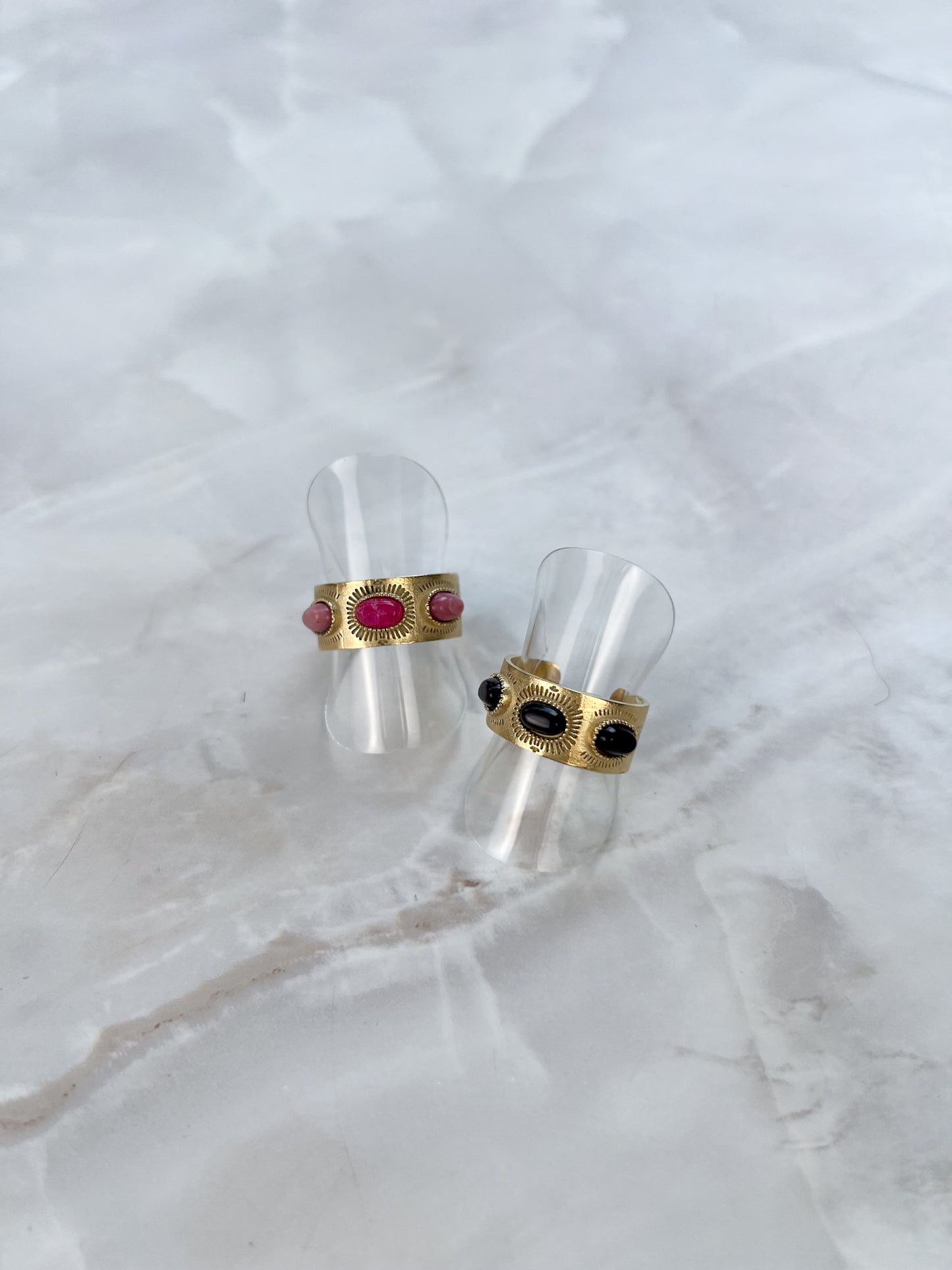 Ring met patronen en ovalen steentjes