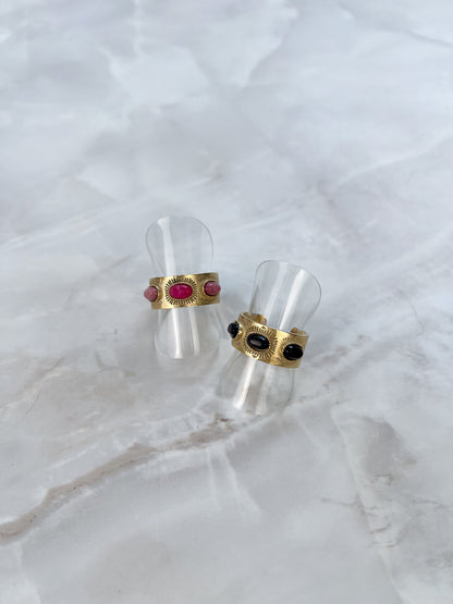 Ring met patronen en ovalen steentjes