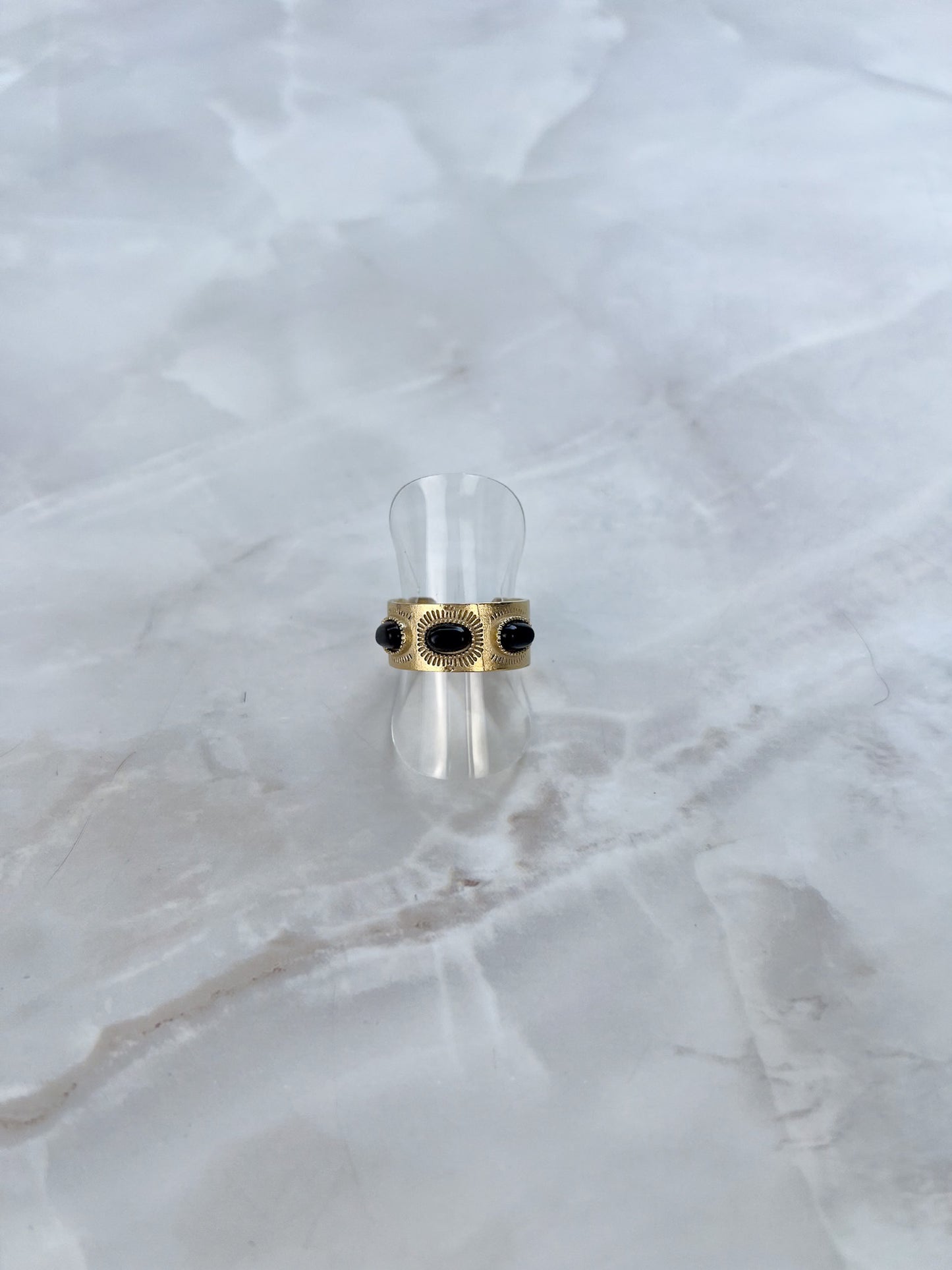 Ring met patronen en ovalen steentjes
