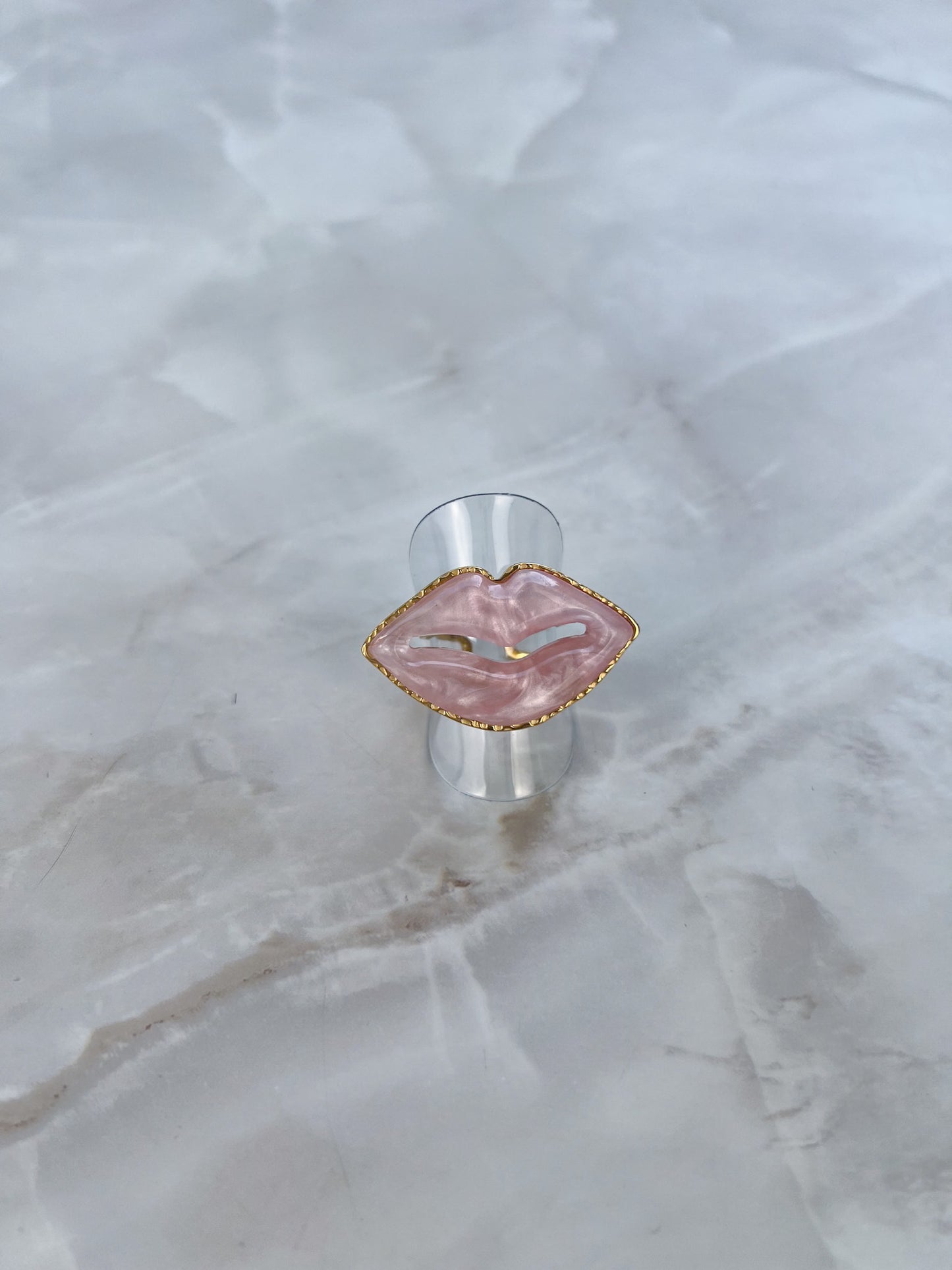 Ring lips met gekleurde steen