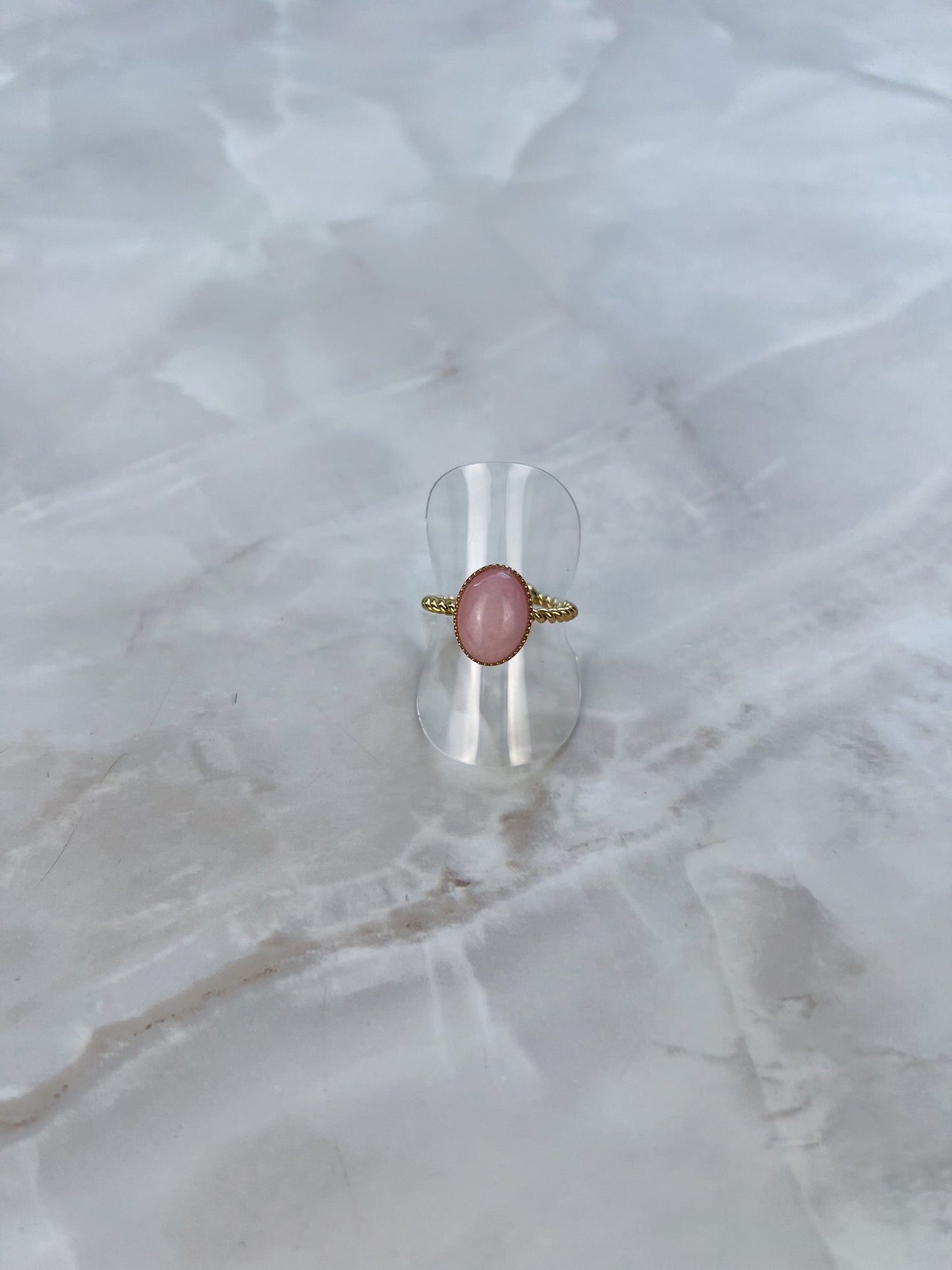 Ring met ovale gekleurd steentje